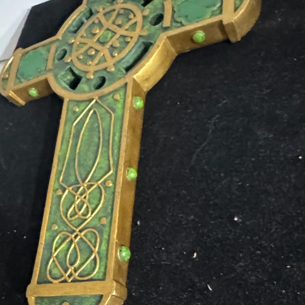 Celtic Cross Wall Decor in Green and Gold - Picture 7 of 7